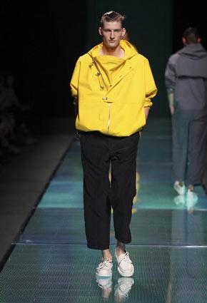 Louis Vuitton تكشف عن مجموعة ربيع صيف 2013 في دبي